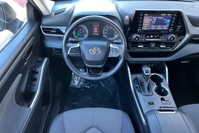 Toyota Highlander Hybrid Vehicle Full-screen Gallery Image 14