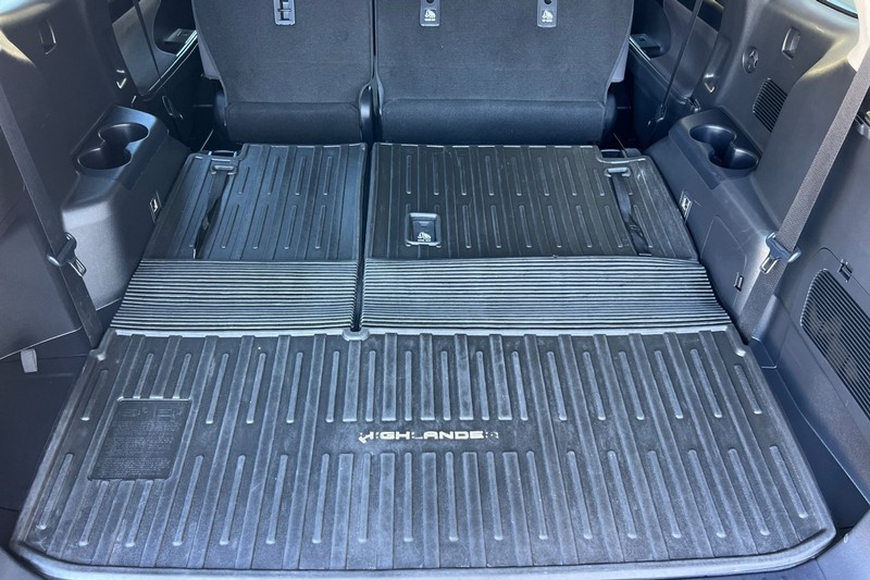 Toyota Highlander Hybrid Vehicle Full-screen Gallery Image 16