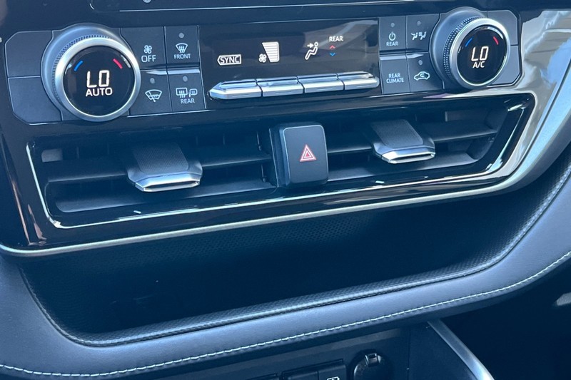 Toyota Highlander Hybrid Vehicle Full-screen Gallery Image 21