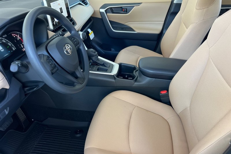 Toyota RAV4 Vehicle Full-screen Gallery Image 08