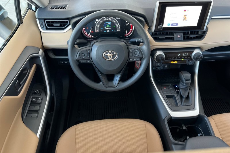 Toyota RAV4 Vehicle Full-screen Gallery Image 12