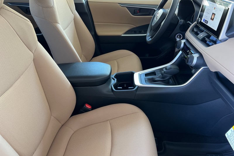 Toyota RAV4 Vehicle Full-screen Gallery Image 14