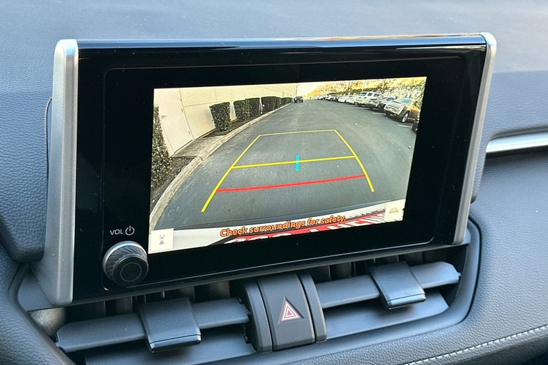 Toyota RAV4 Vehicle Full-screen Gallery Image 17