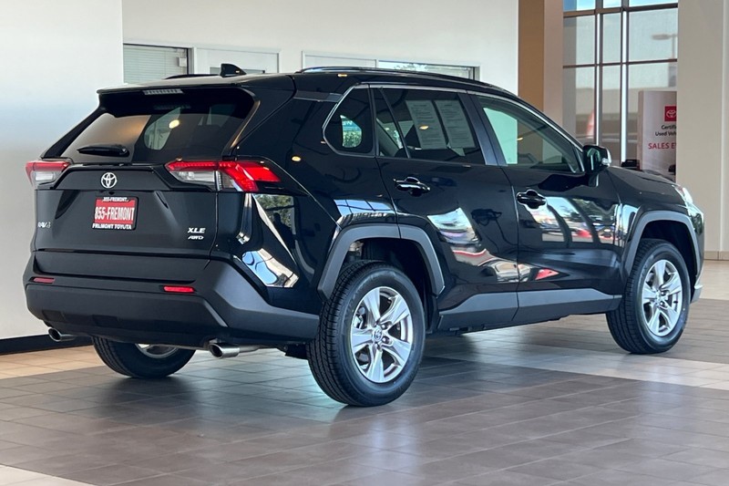 Toyota RAV4 Vehicle Full-screen Gallery Image 04