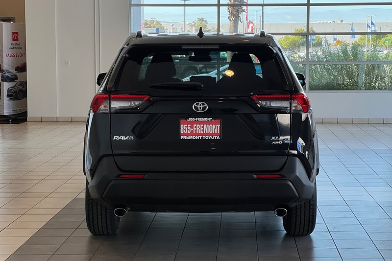 Toyota RAV4 Vehicle Full-screen Gallery Image 05