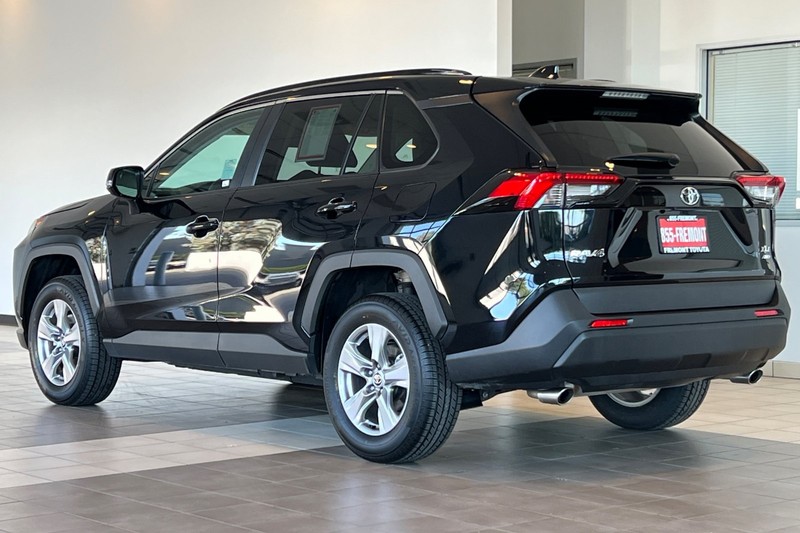 Toyota RAV4 Vehicle Full-screen Gallery Image 06