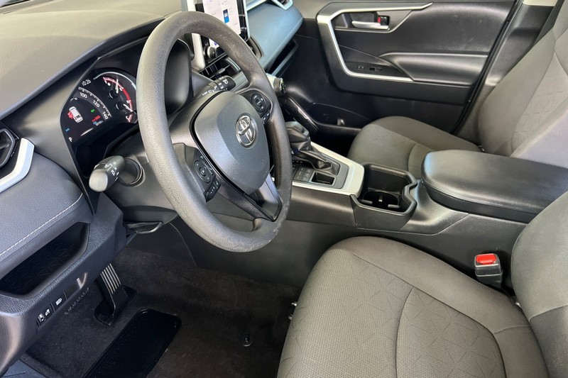 Toyota RAV4 Vehicle Full-screen Gallery Image 10