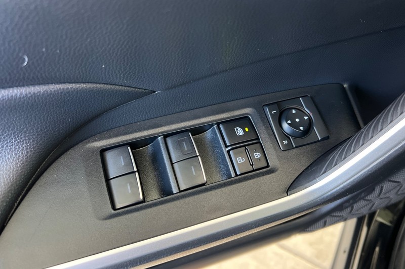 Toyota RAV4 Vehicle Full-screen Gallery Image 11