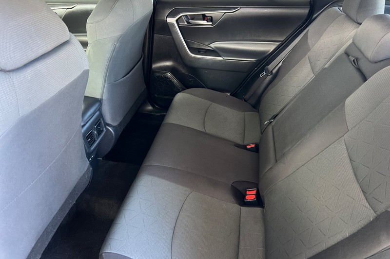 Toyota RAV4 Vehicle Full-screen Gallery Image 12