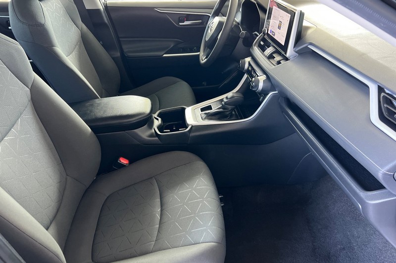 Toyota RAV4 Vehicle Full-screen Gallery Image 16