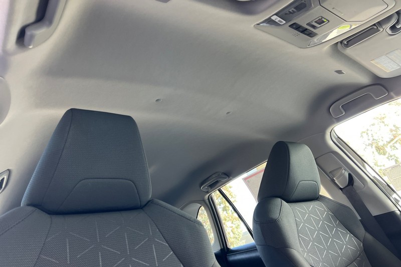 Toyota RAV4 Vehicle Full-screen Gallery Image 17