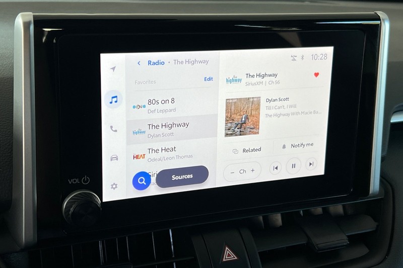 Toyota RAV4 Vehicle Full-screen Gallery Image 18