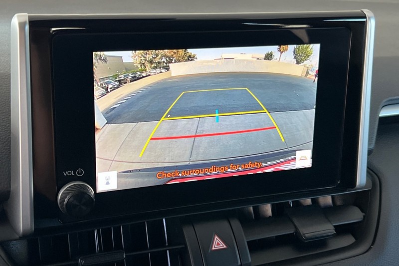 Toyota RAV4 Vehicle Full-screen Gallery Image 19