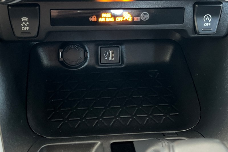 Toyota RAV4 Vehicle Full-screen Gallery Image 20