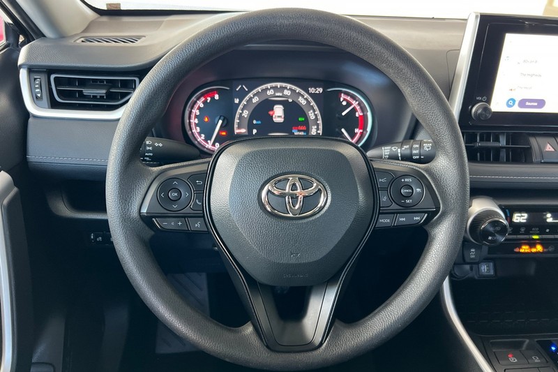 Toyota RAV4 Vehicle Full-screen Gallery Image 23