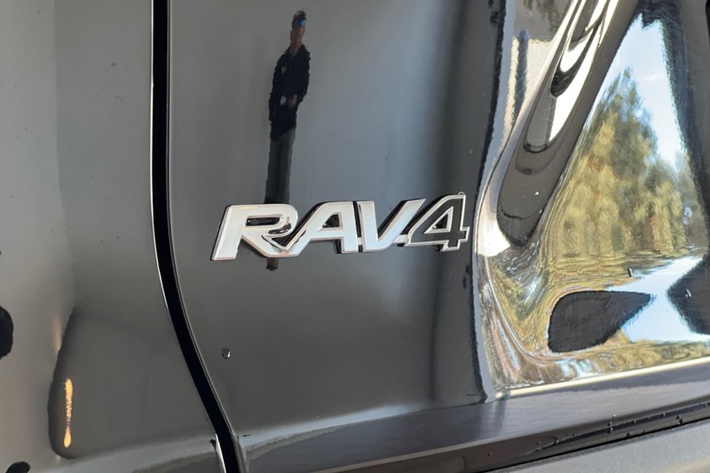 Toyota RAV4 Vehicle Full-screen Gallery Image 27