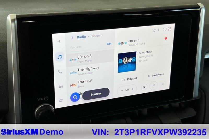 Toyota RAV4 Vehicle Full-screen Gallery Image 28