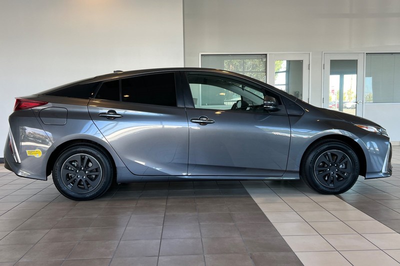 Toyota Prius Prime Vehicle Full-screen Gallery Image 03