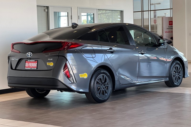 Toyota Prius Prime Vehicle Full-screen Gallery Image 04