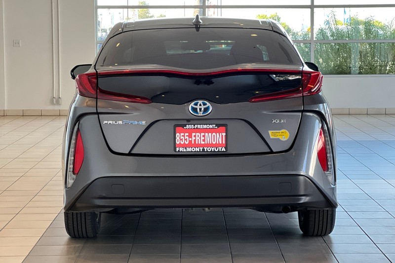 Toyota Prius Prime Vehicle Full-screen Gallery Image 05