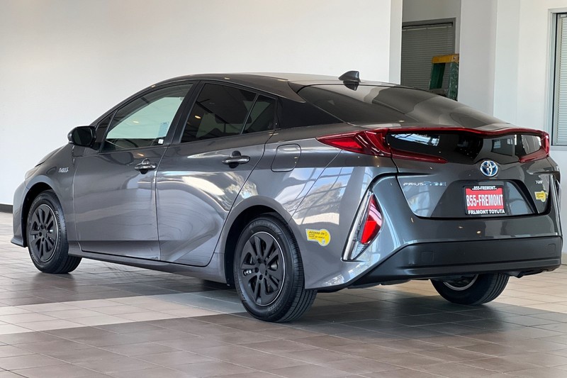 Toyota Prius Prime Vehicle Full-screen Gallery Image 06