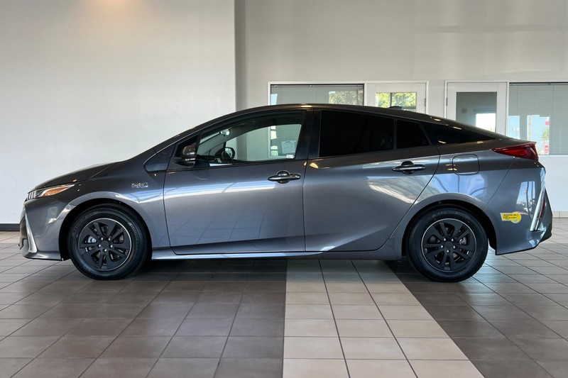 Toyota Prius Prime Vehicle Full-screen Gallery Image 07