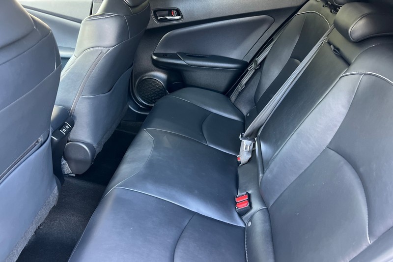 Toyota Prius Prime Vehicle Full-screen Gallery Image 12