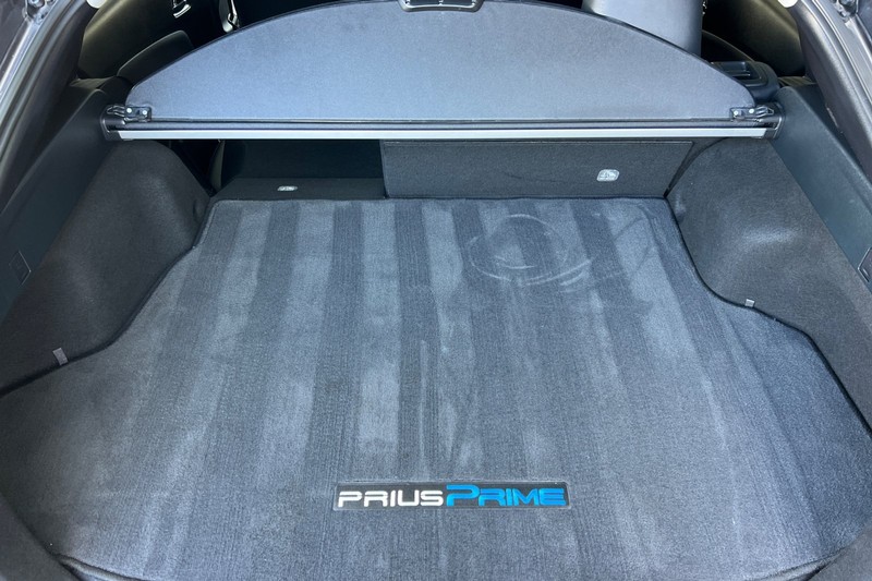 Toyota Prius Prime Vehicle Full-screen Gallery Image 15