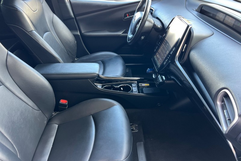 Toyota Prius Prime Vehicle Full-screen Gallery Image 16