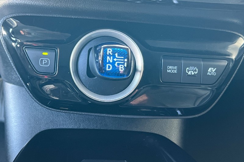 Toyota Prius Prime Vehicle Full-screen Gallery Image 21