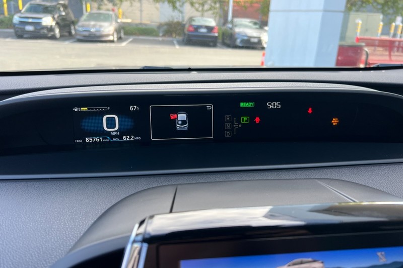 Toyota Prius Prime Vehicle Full-screen Gallery Image 25