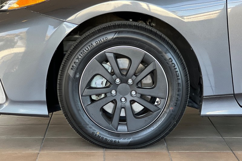 Toyota Prius Prime Vehicle Full-screen Gallery Image 27