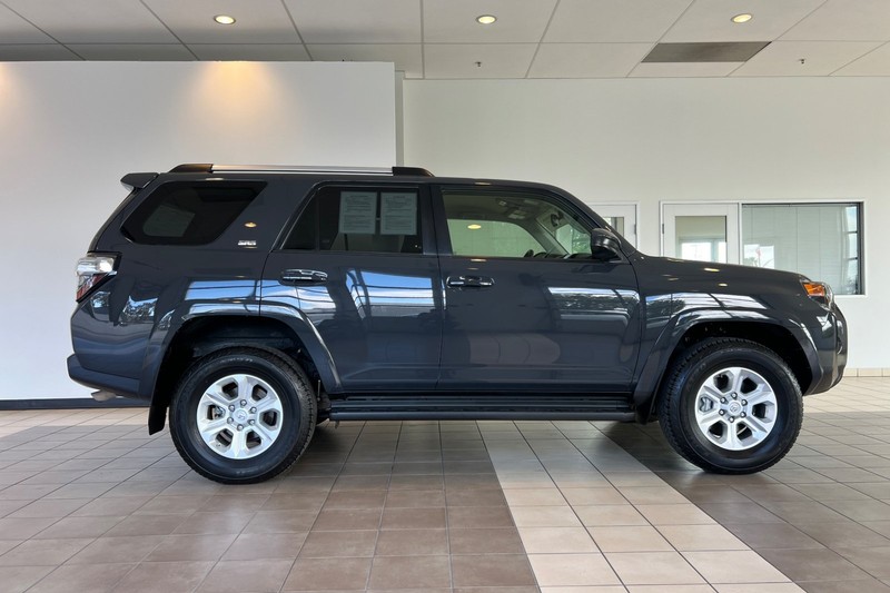 Toyota 4Runner Vehicle Full-screen Gallery Image 03