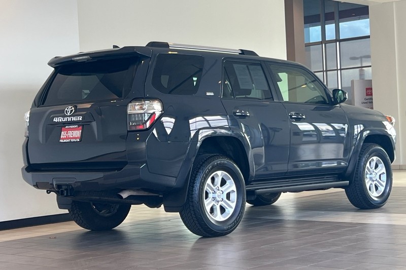 Toyota 4Runner Vehicle Full-screen Gallery Image 04