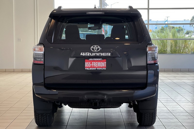 Toyota 4Runner Vehicle Full-screen Gallery Image 05