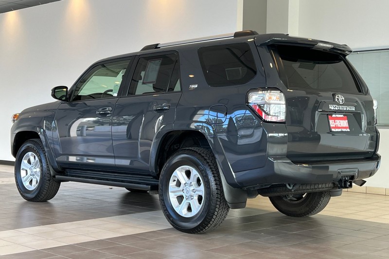 Toyota 4Runner Vehicle Full-screen Gallery Image 06