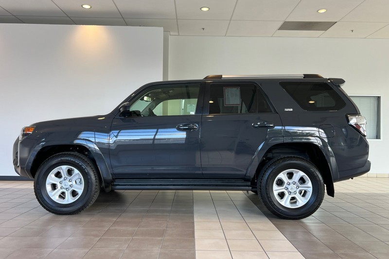 Toyota 4Runner Vehicle Full-screen Gallery Image 07