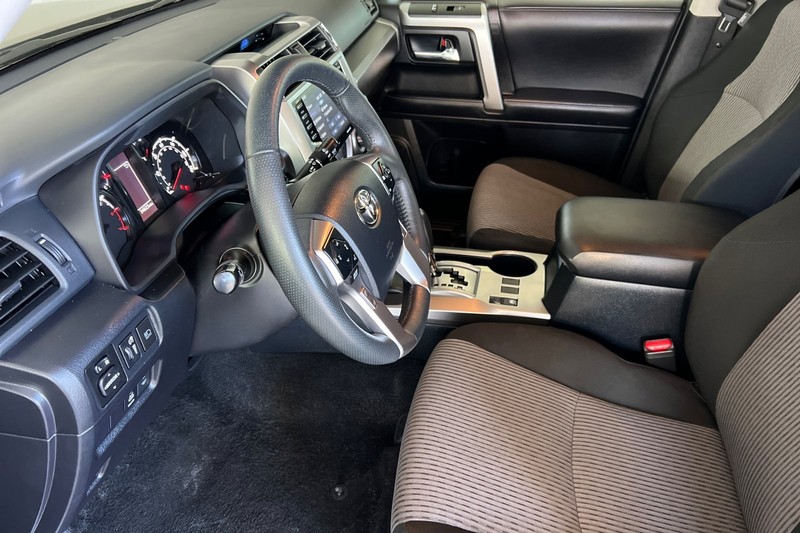 Toyota 4Runner Vehicle Full-screen Gallery Image 10