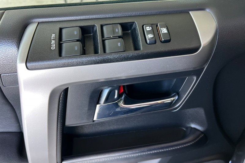 Toyota 4Runner Vehicle Full-screen Gallery Image 11