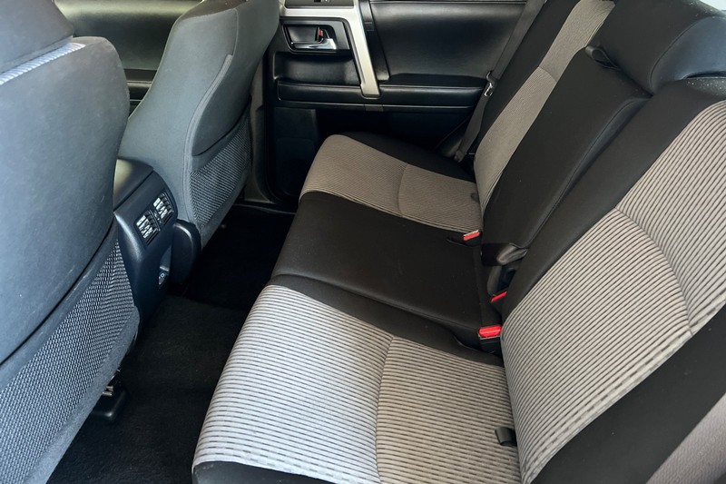 Toyota 4Runner Vehicle Full-screen Gallery Image 12