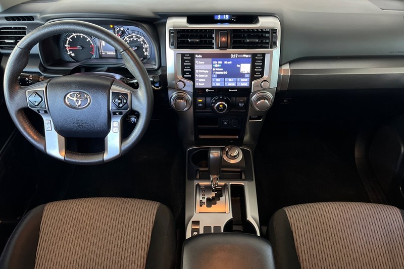 Toyota 4Runner Vehicle Full-screen Gallery Image 13