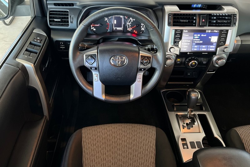Toyota 4Runner Vehicle Full-screen Gallery Image 14
