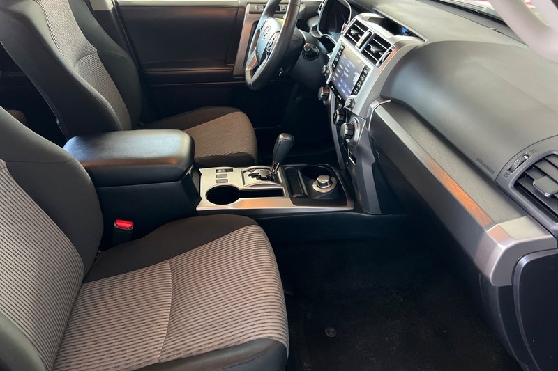 Toyota 4Runner Vehicle Full-screen Gallery Image 16