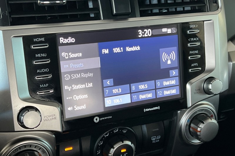 Toyota 4Runner Vehicle Full-screen Gallery Image 18