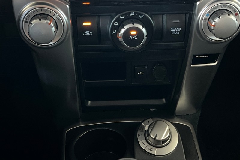 Toyota 4Runner Vehicle Full-screen Gallery Image 20