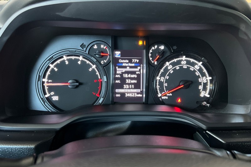 Toyota 4Runner Vehicle Full-screen Gallery Image 24