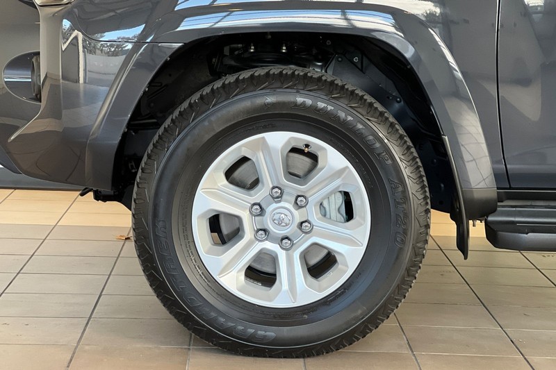 Toyota 4Runner Vehicle Full-screen Gallery Image 26