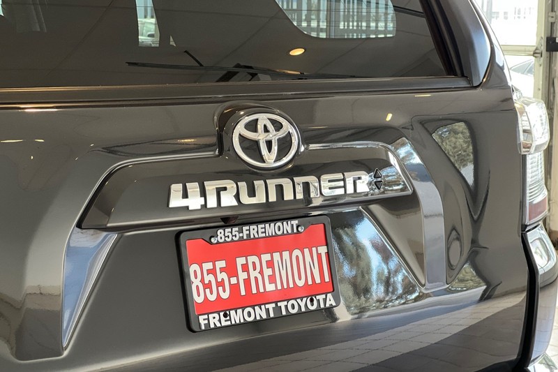 Toyota 4Runner Vehicle Full-screen Gallery Image 27