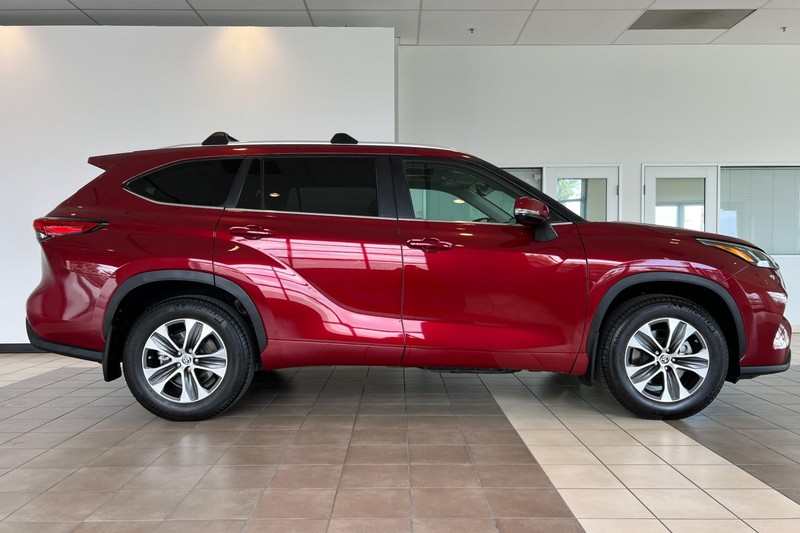 Toyota Highlander Vehicle Full-screen Gallery Image 03