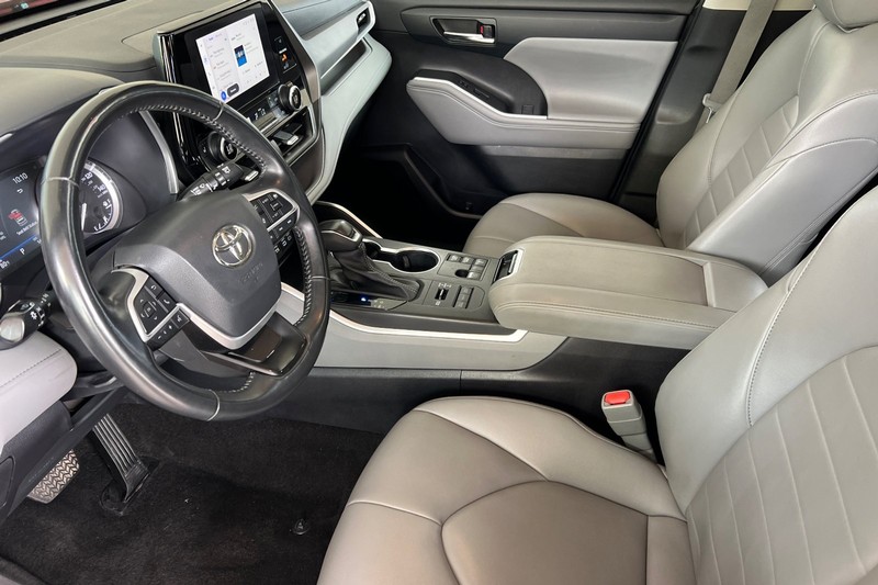 Toyota Highlander Vehicle Full-screen Gallery Image 10